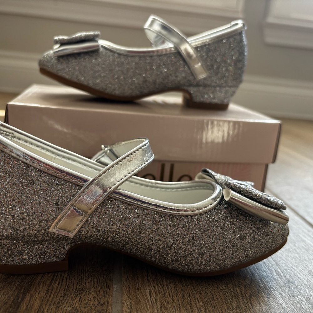 Shimmering Silver Kids Dress Shoes with Bow Size 10 Toddler - Picture 3 of 6